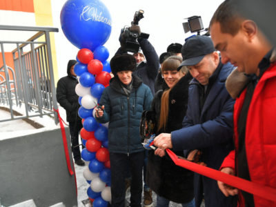 Губернатор в Хабаровске вручил ключи от квартир первым новоселам жилого дома по улице Аэродромной