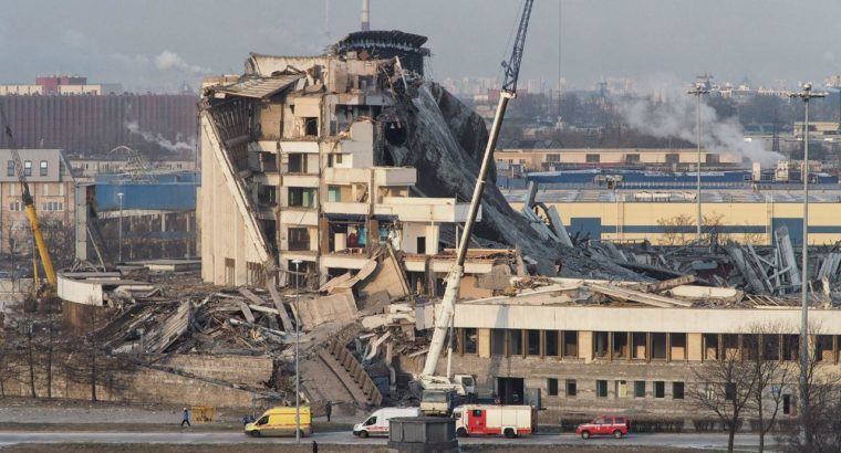 При демонтаже крыши спортивно-концертного комплекса (СКК) «Петербургский» в Петербурге произошло обрушение 80% стен и кровли, погиб один рабочий. Видео обрушения.