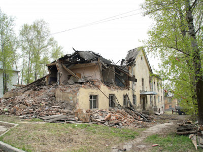 В Хабаровске приступили к сносу аварийного дома, который обрушился 9 апреля.