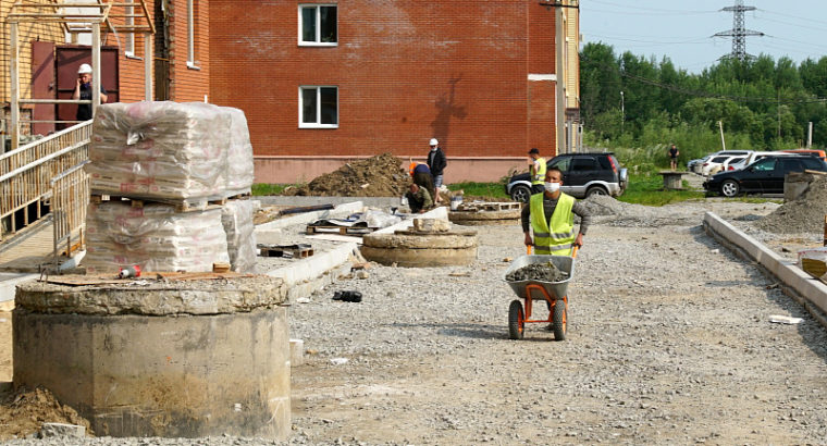 Строители начали благоустройство территории Хабаровского недостроя на улице Алексеевской.