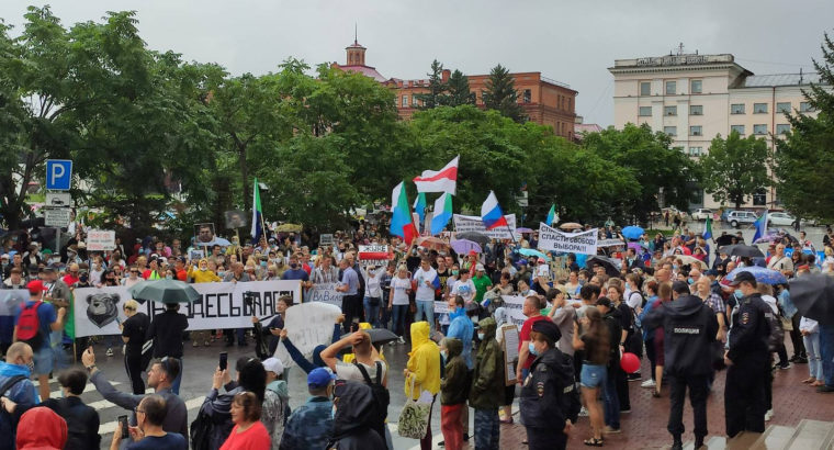 Врио губернатора края Михаил Дегтярёв пригласил протестующих к диалогу в Народном совете.