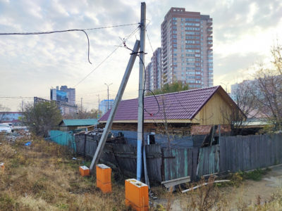 По просьбам жителей микрорайона «Строитель» в Хабаровске мэрия изымет участок земли и снесет частный дом который остался последним.