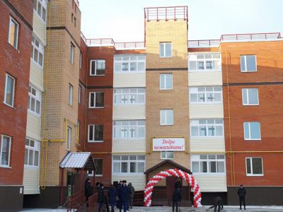 Символическую красную ленту у многострадального дома на улице Алексеевской официальные лица торжественно перерезали  при участии жильцов.