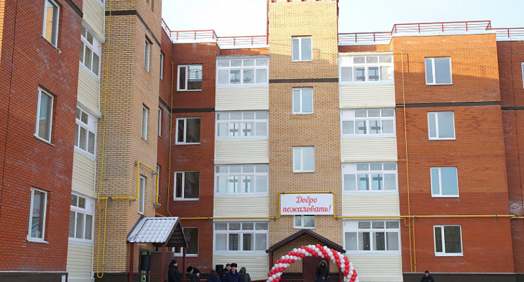 Символическую красную ленту у многострадального дома на улице Алексеевской официальные лица торжественно перерезали  при участии жильцов.