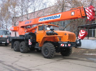 В организацию требуются на работу машиниста автокрана Урал «Клинцы».