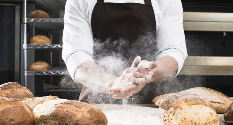 Требуется пекарь с умением печь хлеб, пирожки, а так же несложные кондитерские изделия.