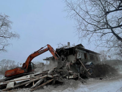 В Хабаровске снесли очередной барак, расположенный на Проспекте 60-летия Октября, 161.